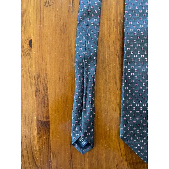 Lands End Neck Tie 100% Silk Hand Sewn in USA Gray and Pink Spot Pattern - Picture 8 of 8